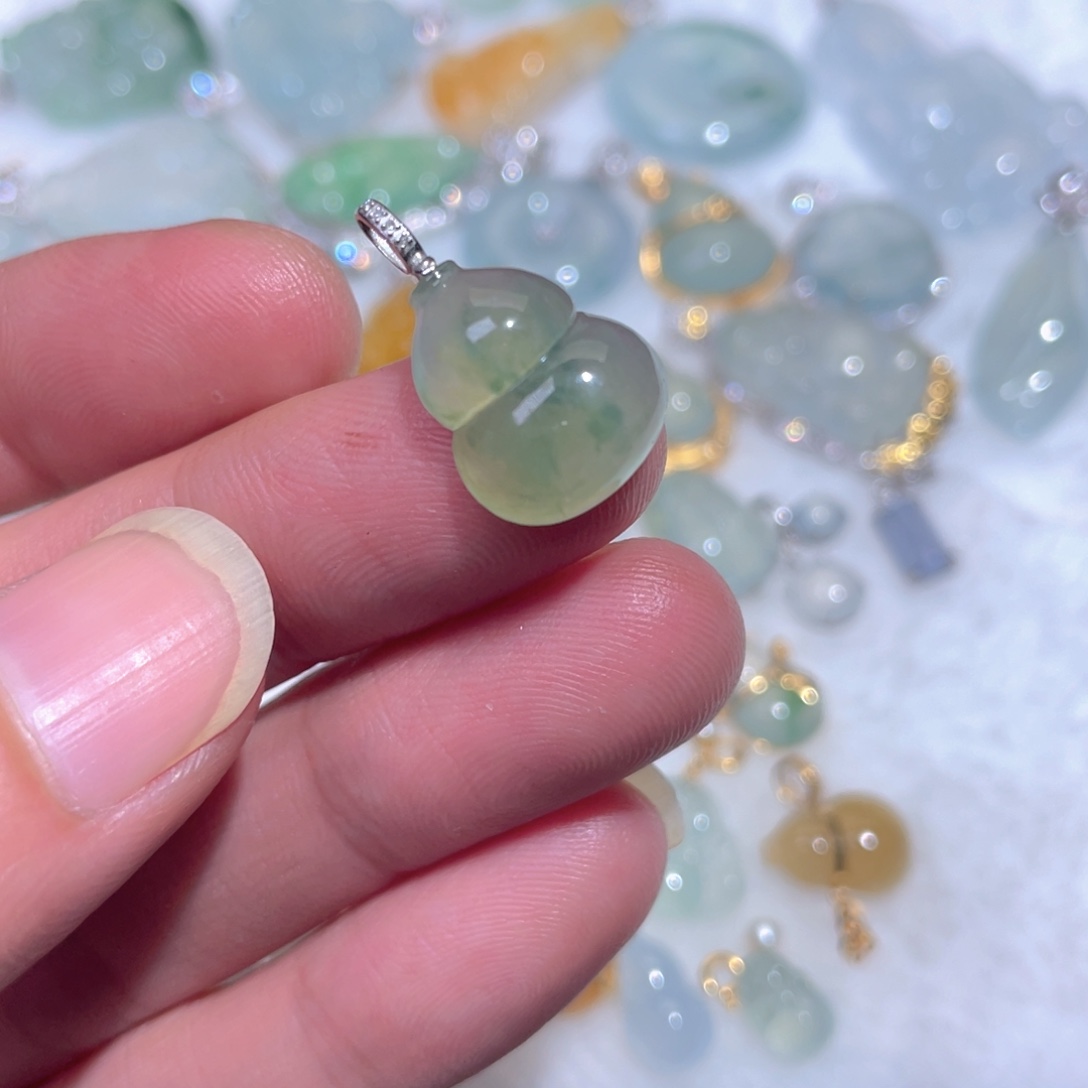 翡翠18K金镶嵌颈饰翡翠