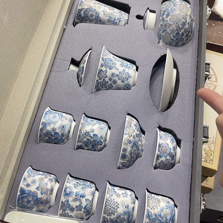 孤品茶具套装等。        