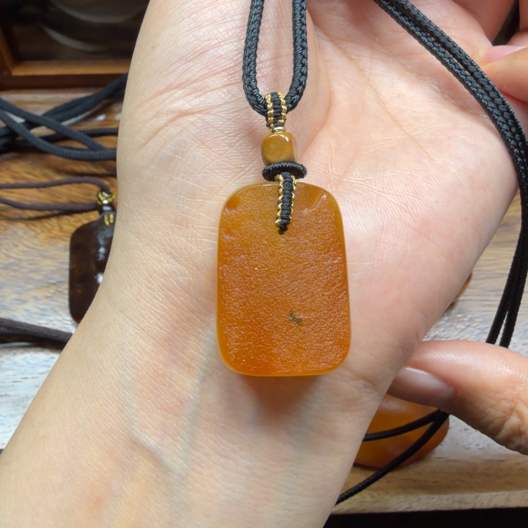 琥珀未镶嵌吊坠(赠链)