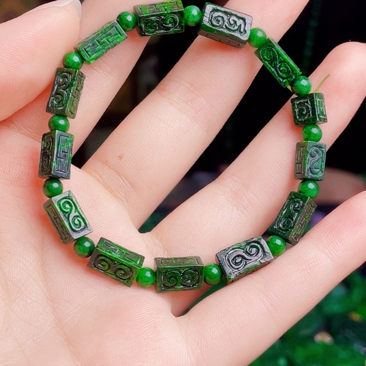 翡翠未镶嵌颈饰多样性