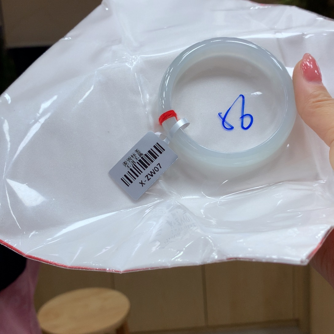 翡翠手镯未镶嵌不退不换