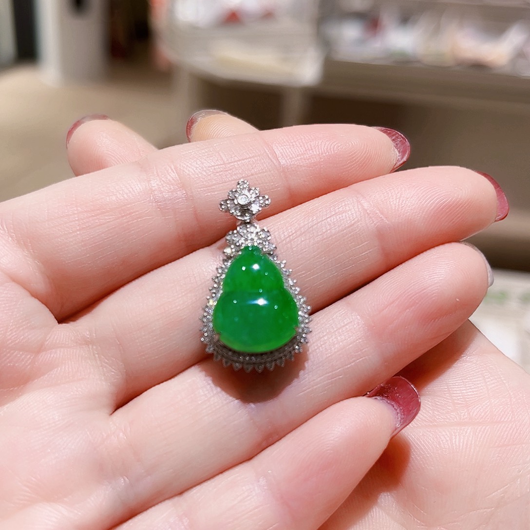 翡翠颈饰18K金镶嵌用****7翡翠吊坠