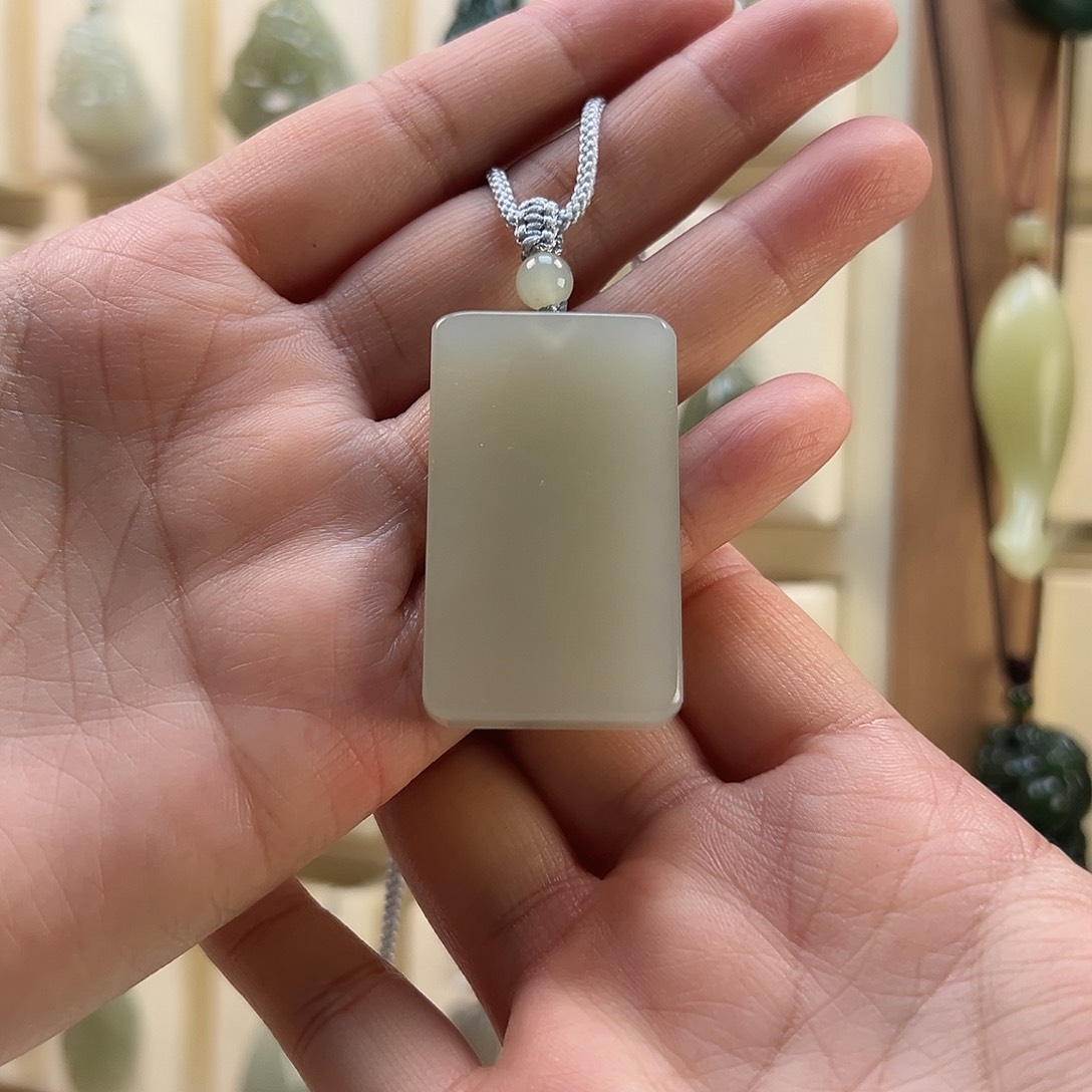 米***爸和田玉未镶嵌颈饰