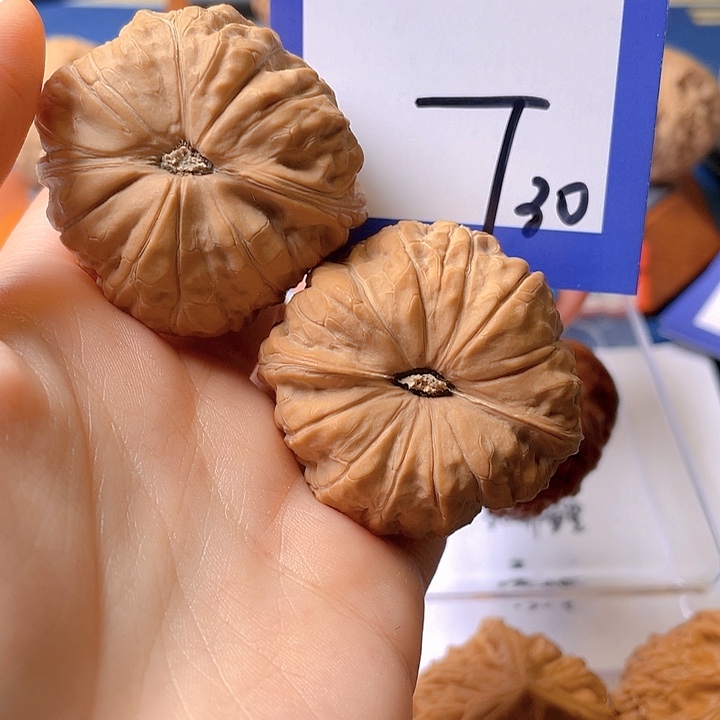 文玩核桃把件与***杯文玩核桃30
