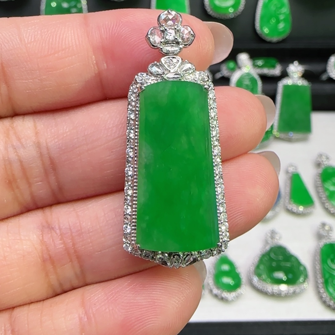 翡翠18K金镶嵌颈饰吊坠