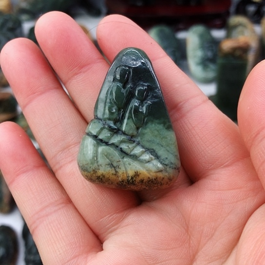 未镶嵌岫岩河磨玉（透闪石质玉）挂件
