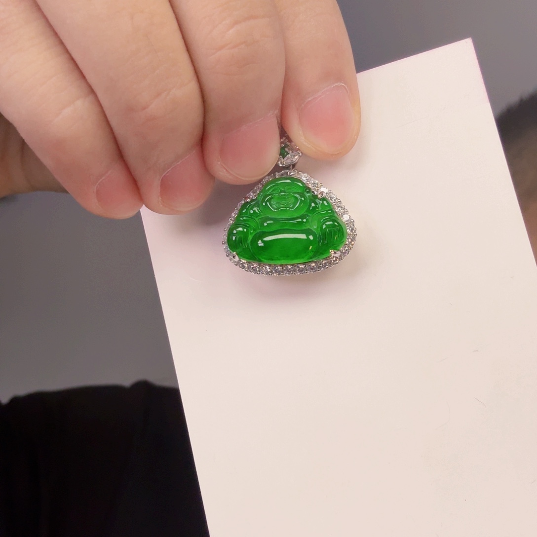 翡翠未镶嵌颈饰一件