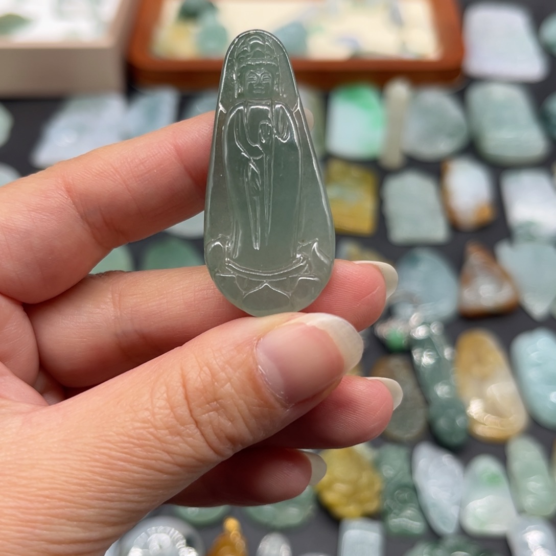 ****主翡翠未镶嵌颈饰观音