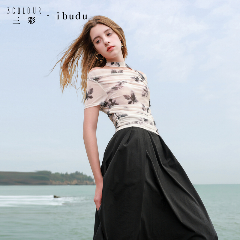 三彩ibudu2025夏季新款印花网纱T恤一字肩飘带短袖修身上衣套头女