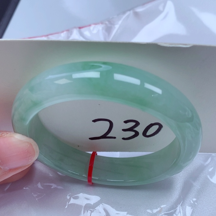 翡翠手镯未镶嵌翡翠