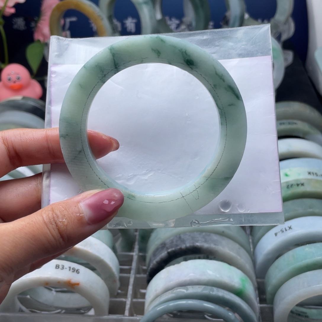 定制翡翠未镶嵌翡翠手镯