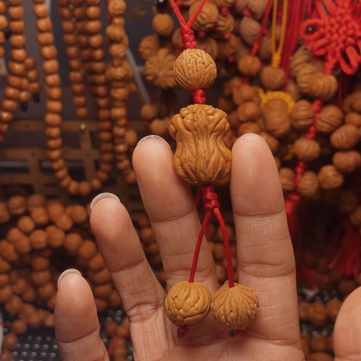 木质类龙纹桃枭挂件