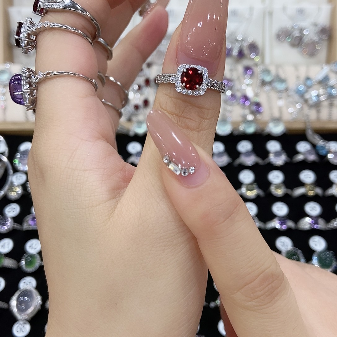 鑫****戒指银S925镶嵌石榴石