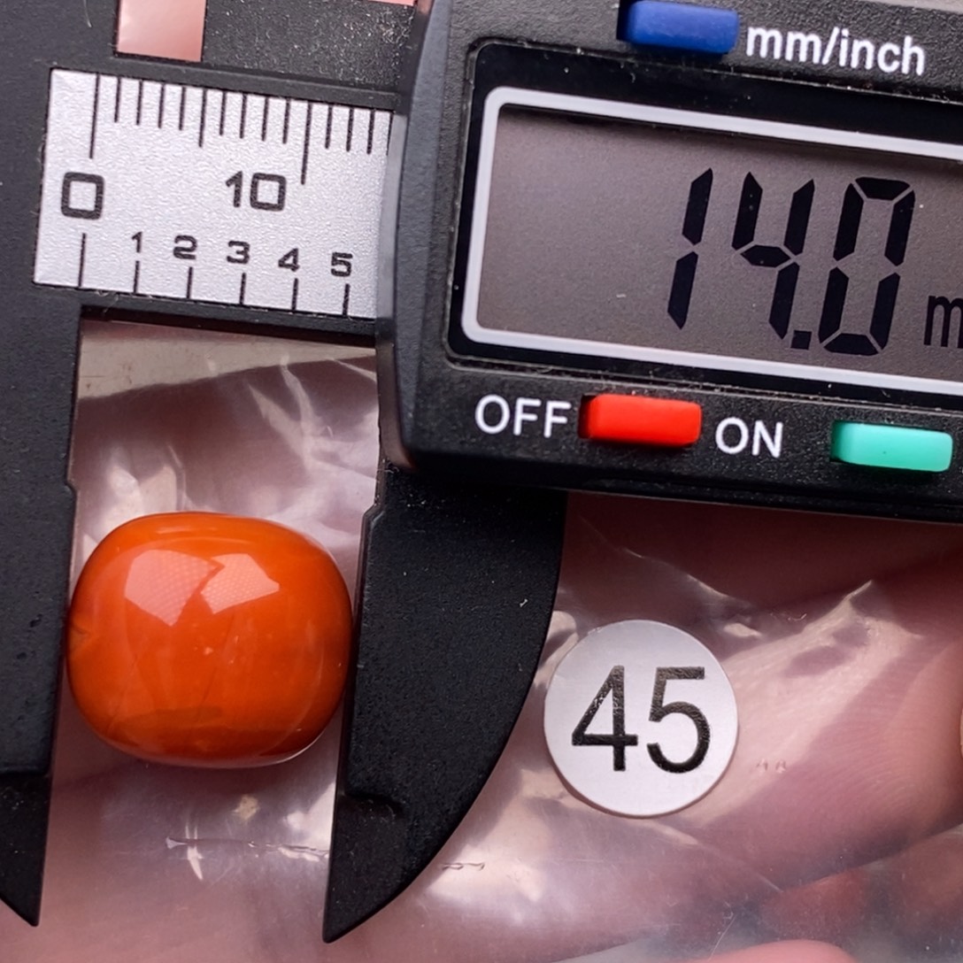 南红玛瑙未镶嵌配饰有瑕疵