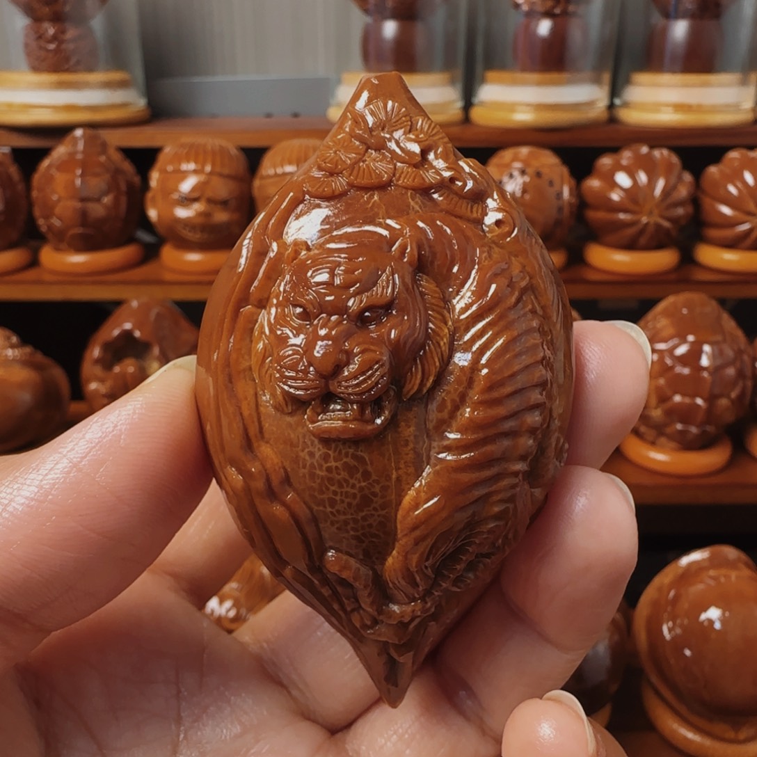 沉***狼把件橄榄核生肖虎手把件