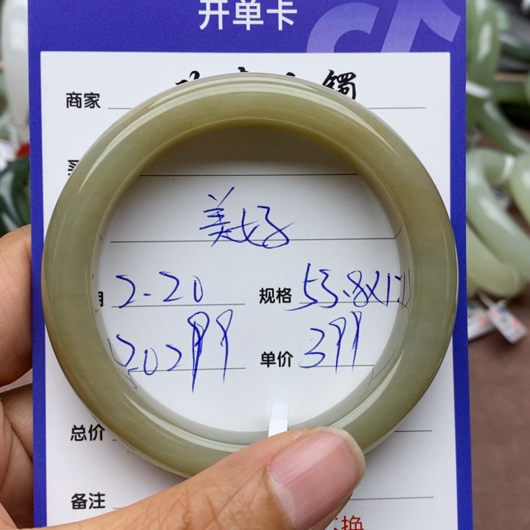 和田玉手镯未镶嵌美**活