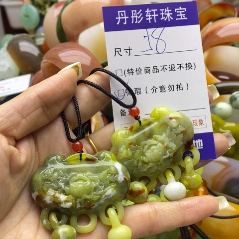 蛇纹石玉颈饰未镶嵌