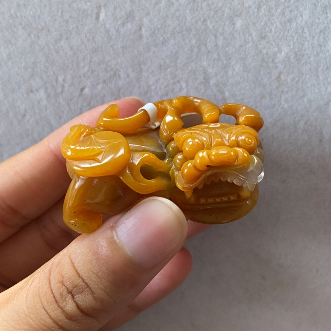 未镶嵌石英质玉（黄龙玉）颈饰
