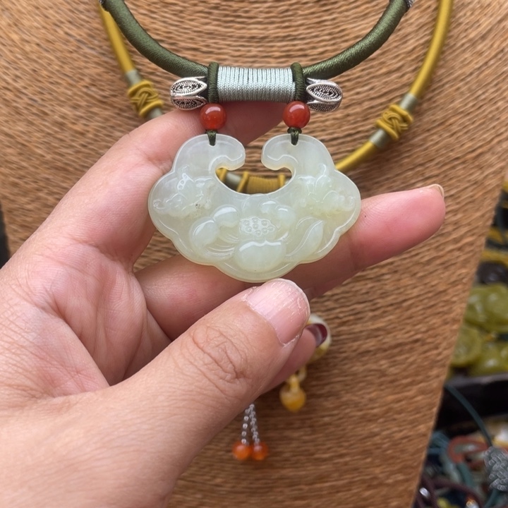 蛇纹石玉吊坠合金