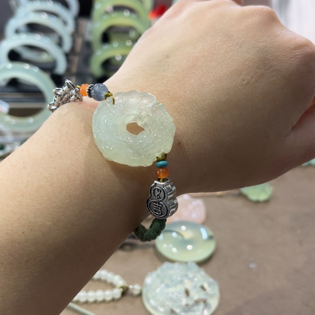 蛇纹石玉手镯未镶嵌