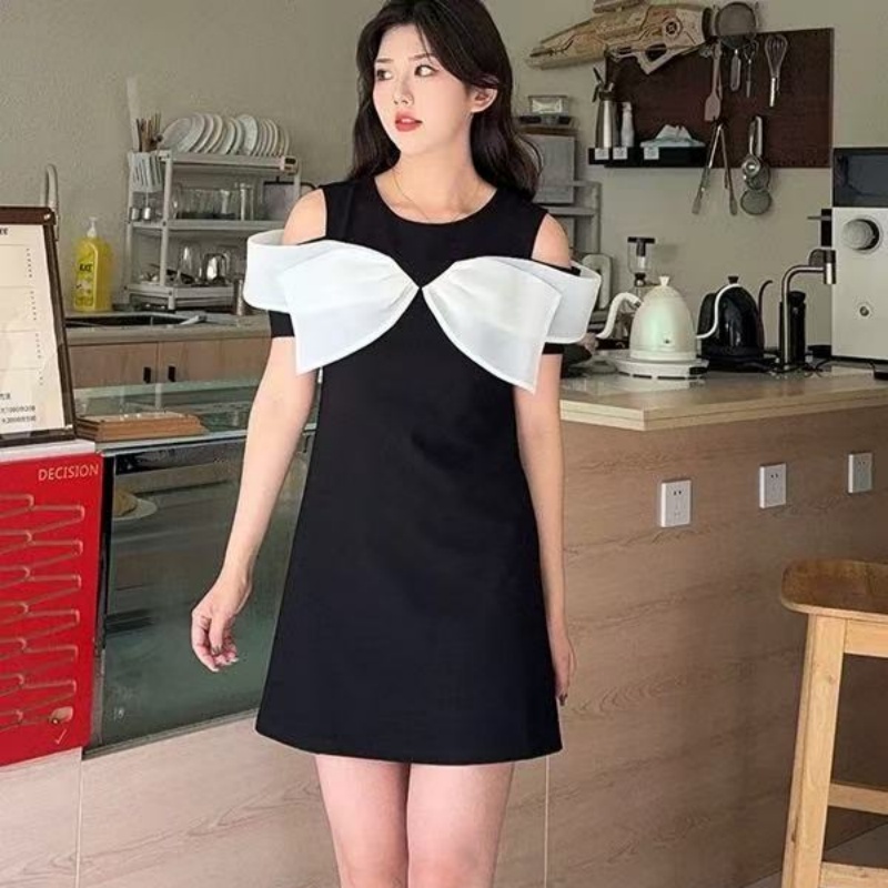 艾诺丝贝贝2025夏款法式气质蝴蝶结露肩小个子连衣裙小黑裙女1608