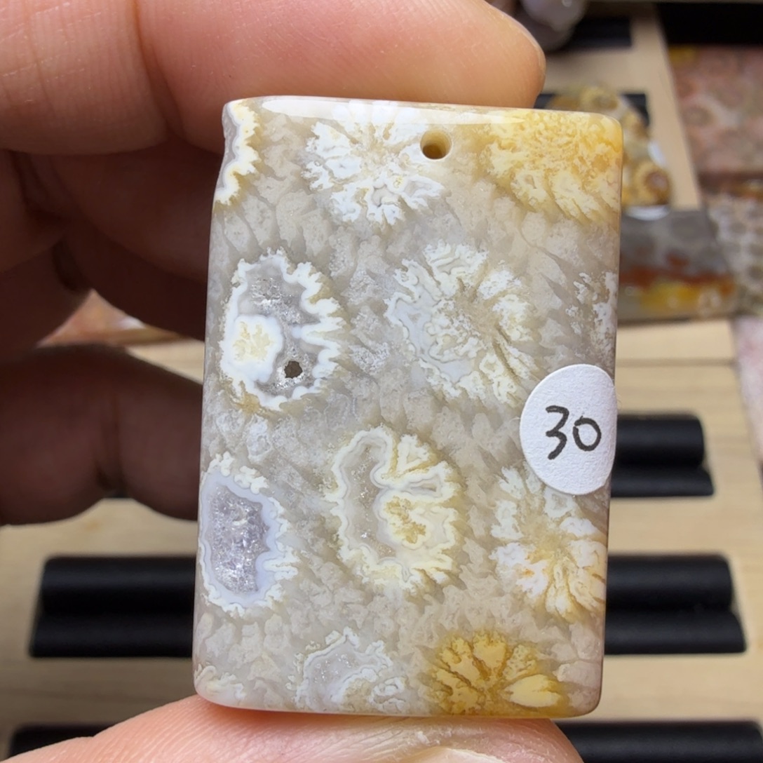 石英质玉未镶嵌纯天然色有机玉石保真色