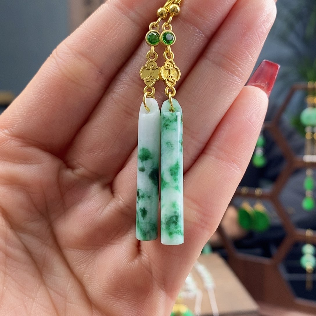 翡翠耳饰未镶嵌翡翠