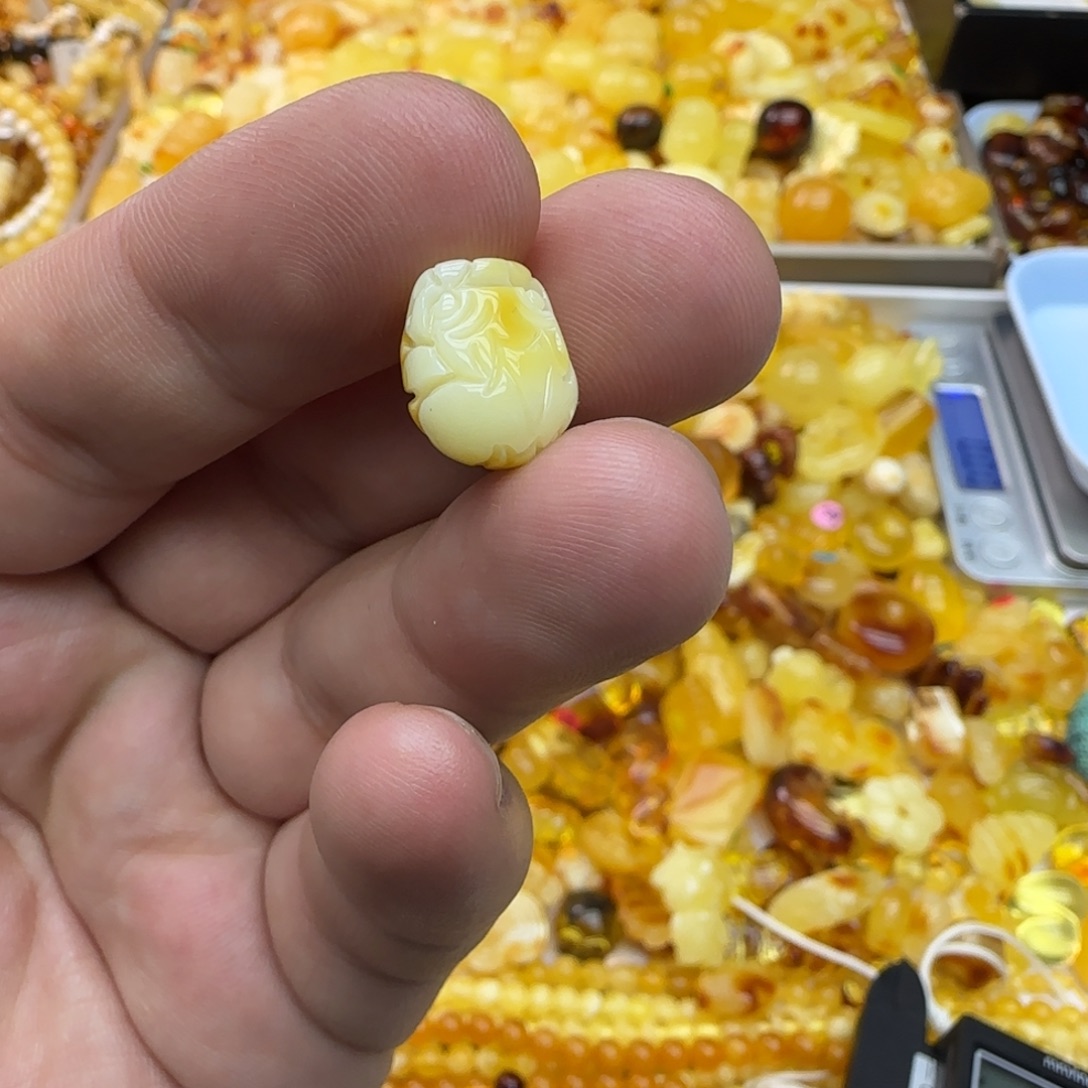 果***3琥珀未镶嵌裸石0.64克