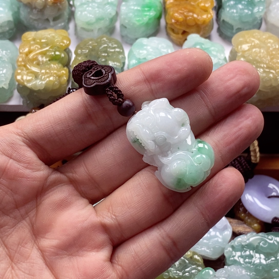 翡翠未镶嵌颈饰貔貅