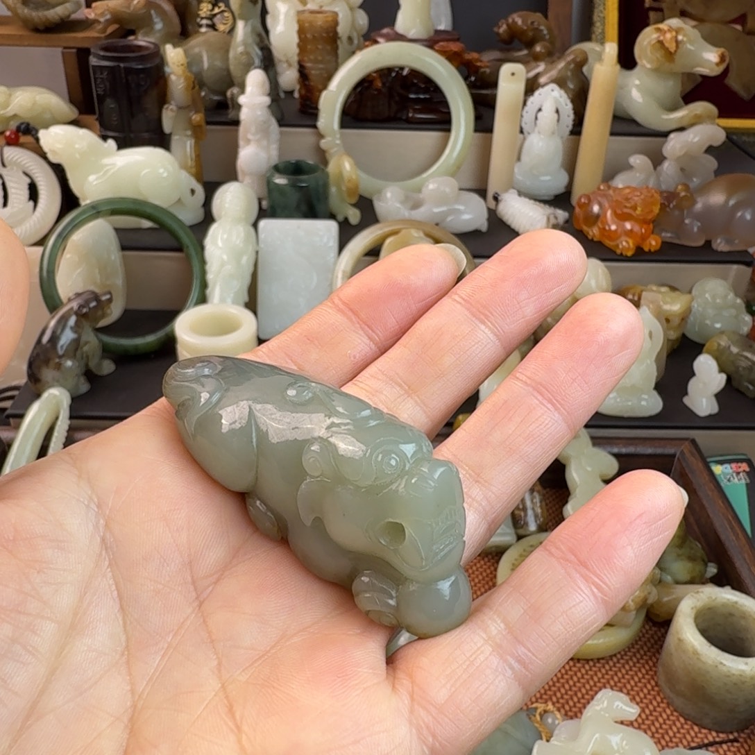 时***苒和田玉未镶嵌颈饰