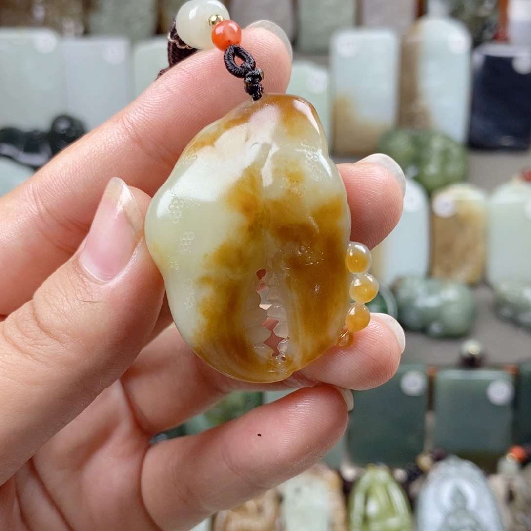 颈饰未镶嵌和田玉（糖玉）