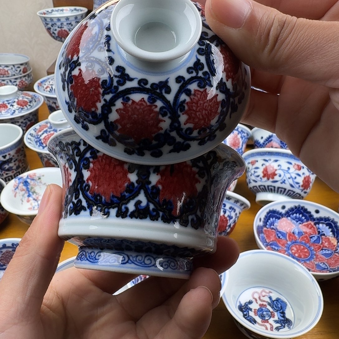 微瑕釉里红马蹄盖碗