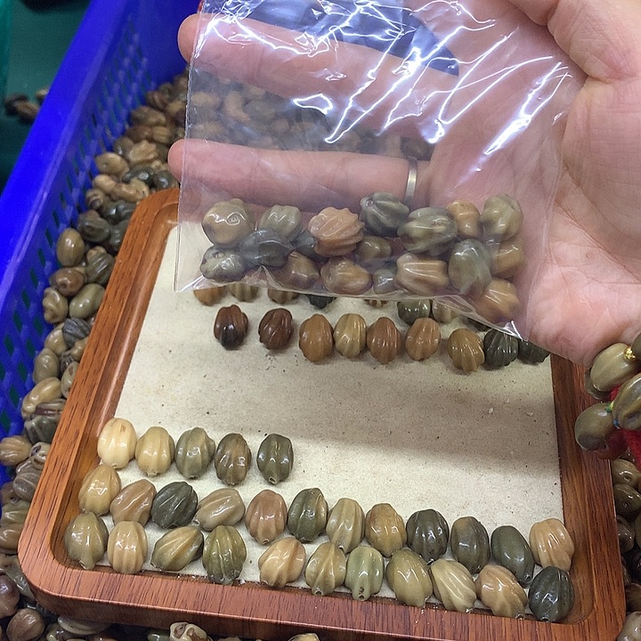 刘***惠吊坠菩提根/象牙果龙脊