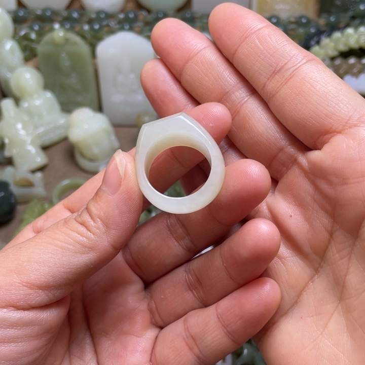 天***秋和田玉未镶嵌颈饰