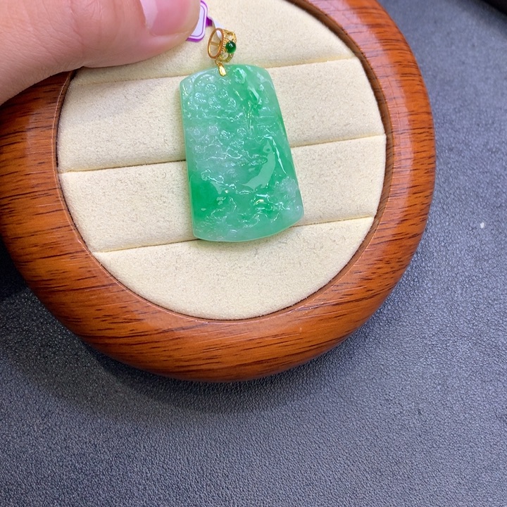 翡翠18K金镶嵌颈饰翡翠