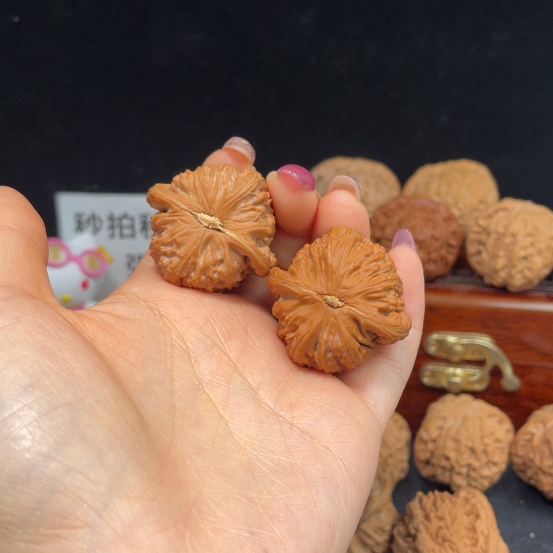 文玩核桃吊坠白狮子小手捻