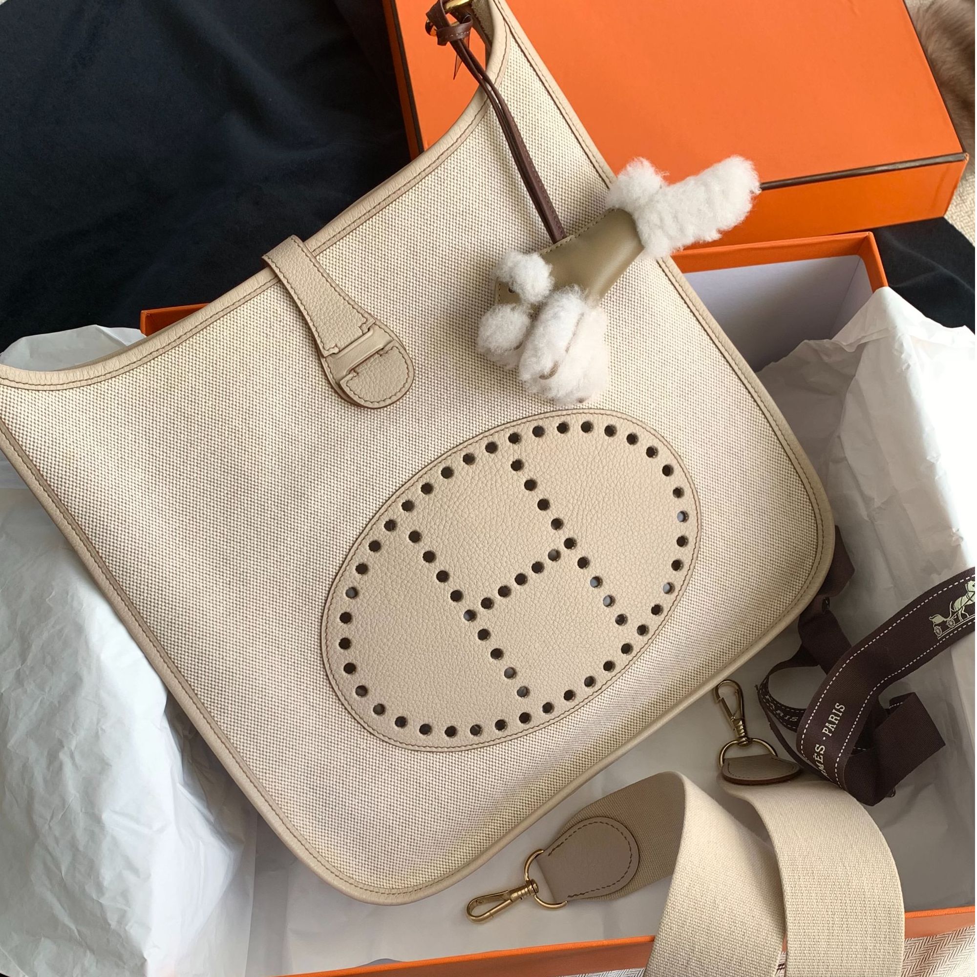 95新 Hermes/爱马仕 展会外场！米色帆布拼皮伊芙琳33包 