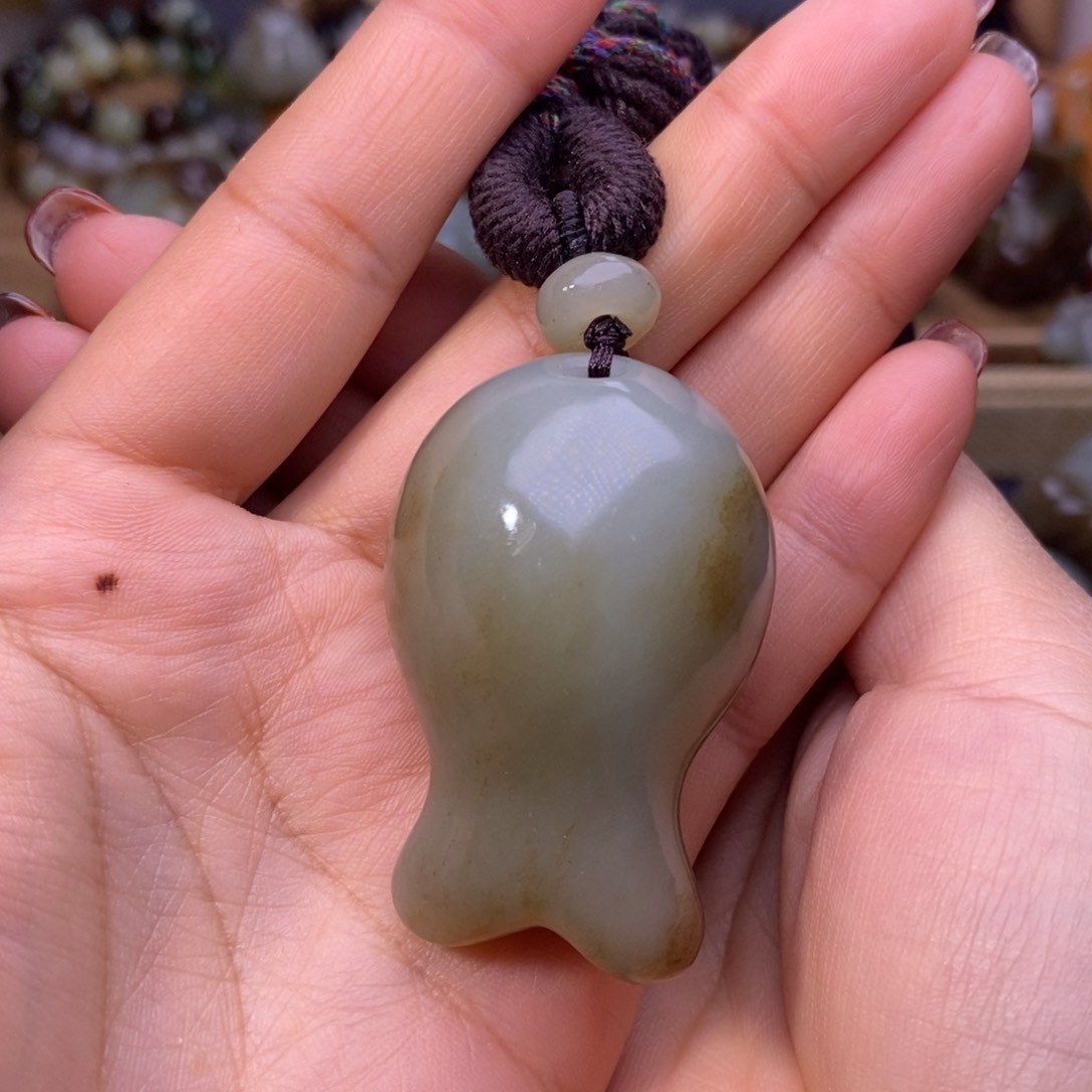 颈饰未镶嵌和田玉泽*