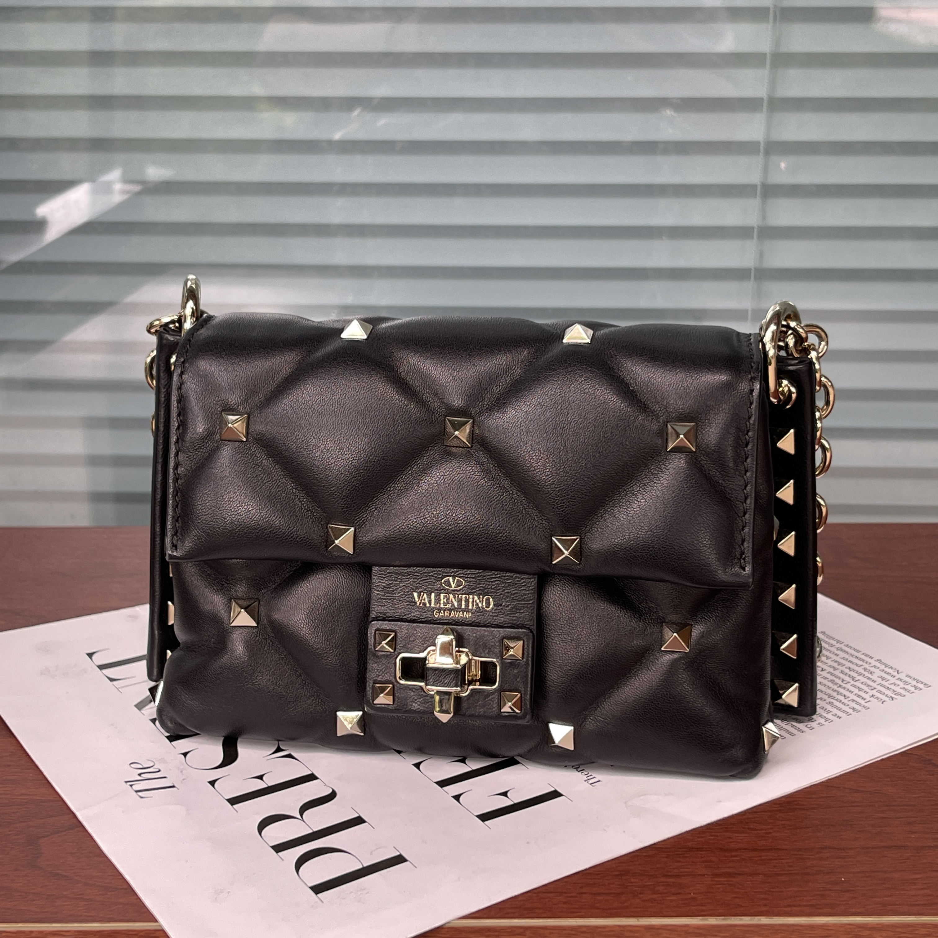 99新 Valentino/华伦天奴 黑金羊皮泡芙铆钉单肩包斜挎包