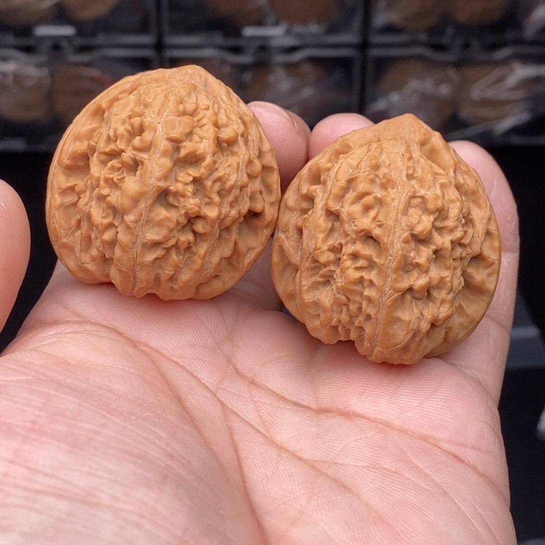 核桃把件39左右牡丹纹