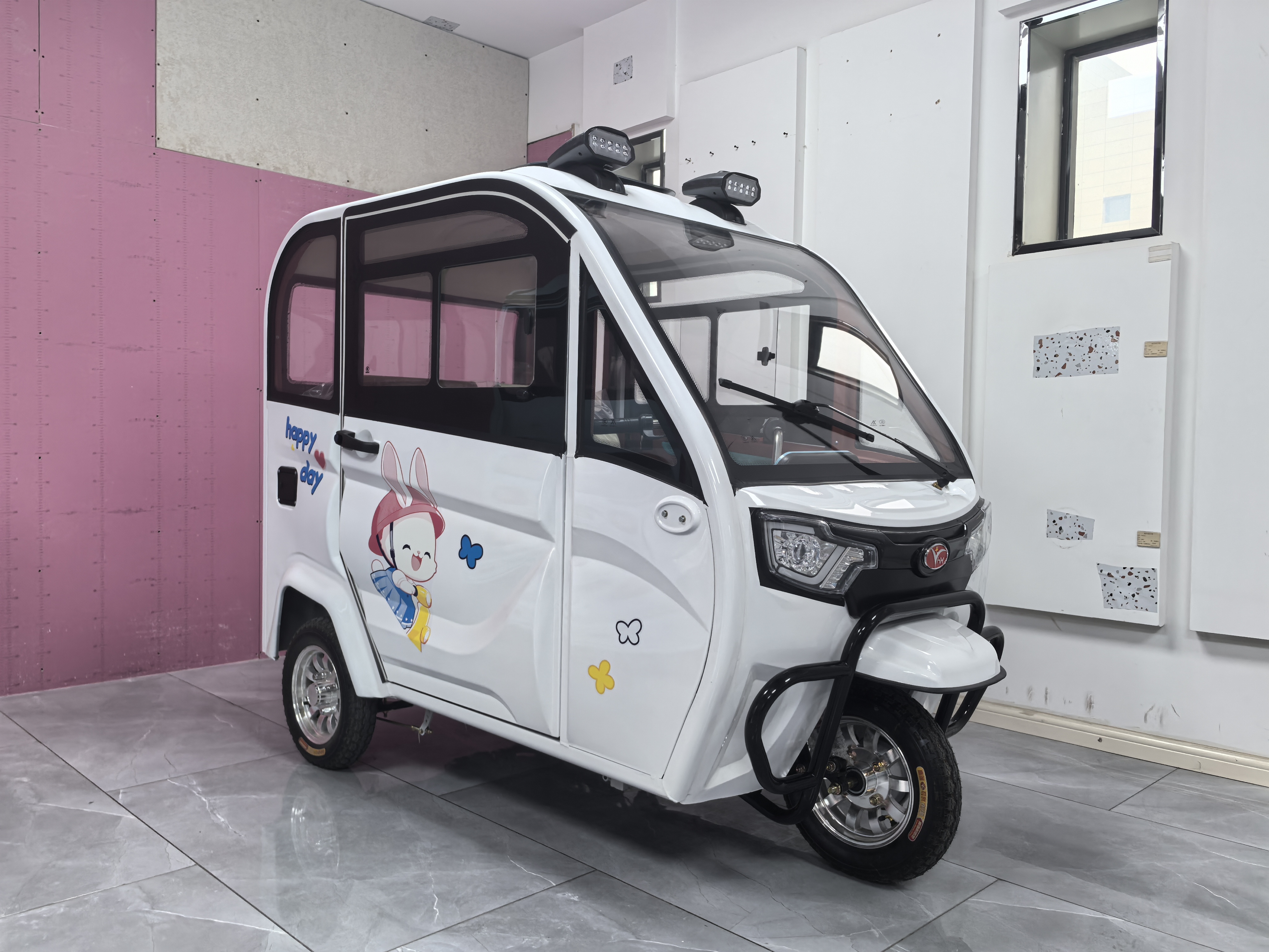 两门可上牌全封闭电动三轮车老年代步女士接送孩子上班用三轮篷车