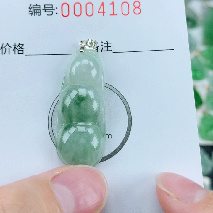 翡翠挂件未镶嵌翡翠