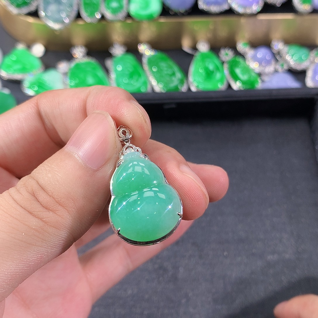 翡翠18K金镶嵌颈饰