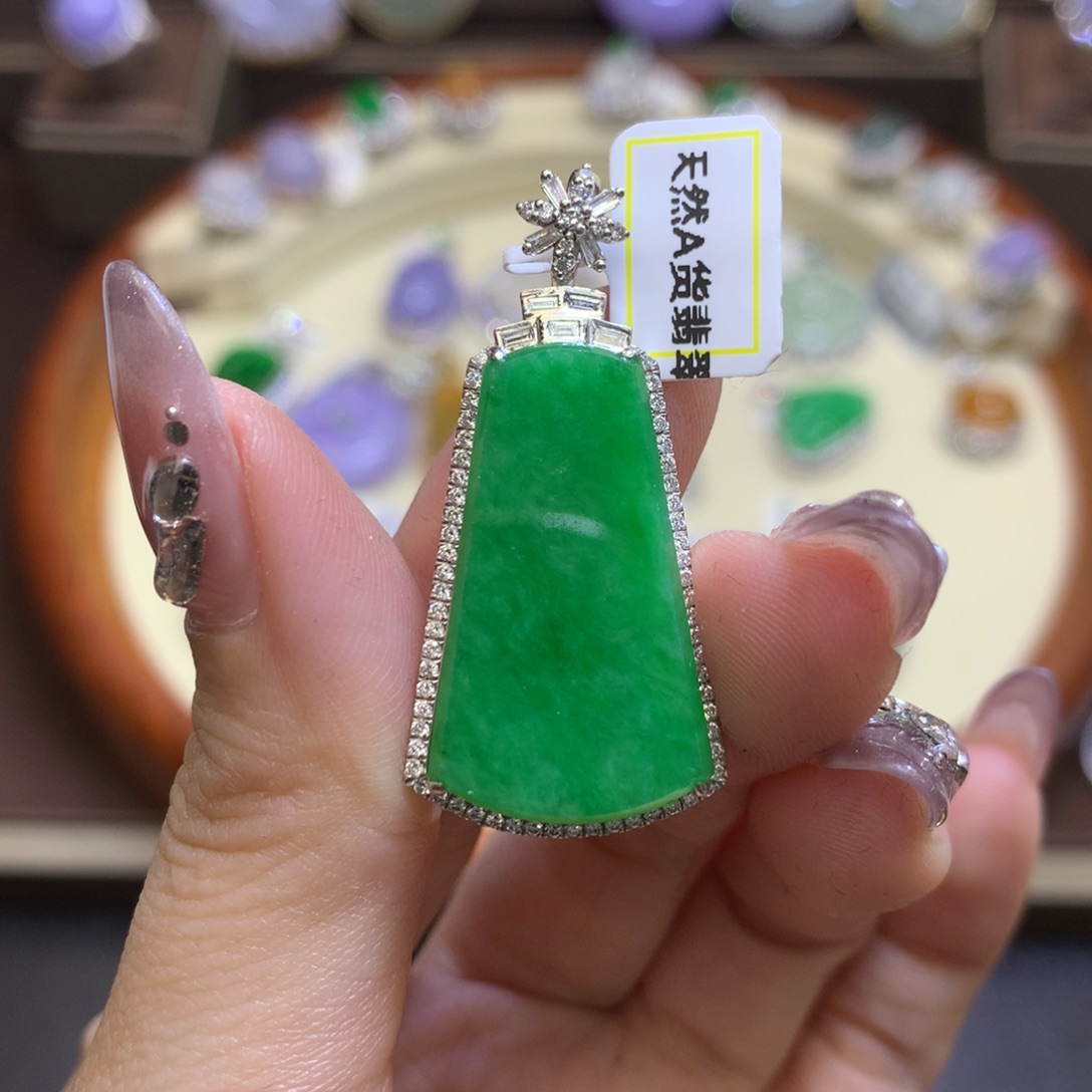翡翠18K金镶嵌颈饰翡翠