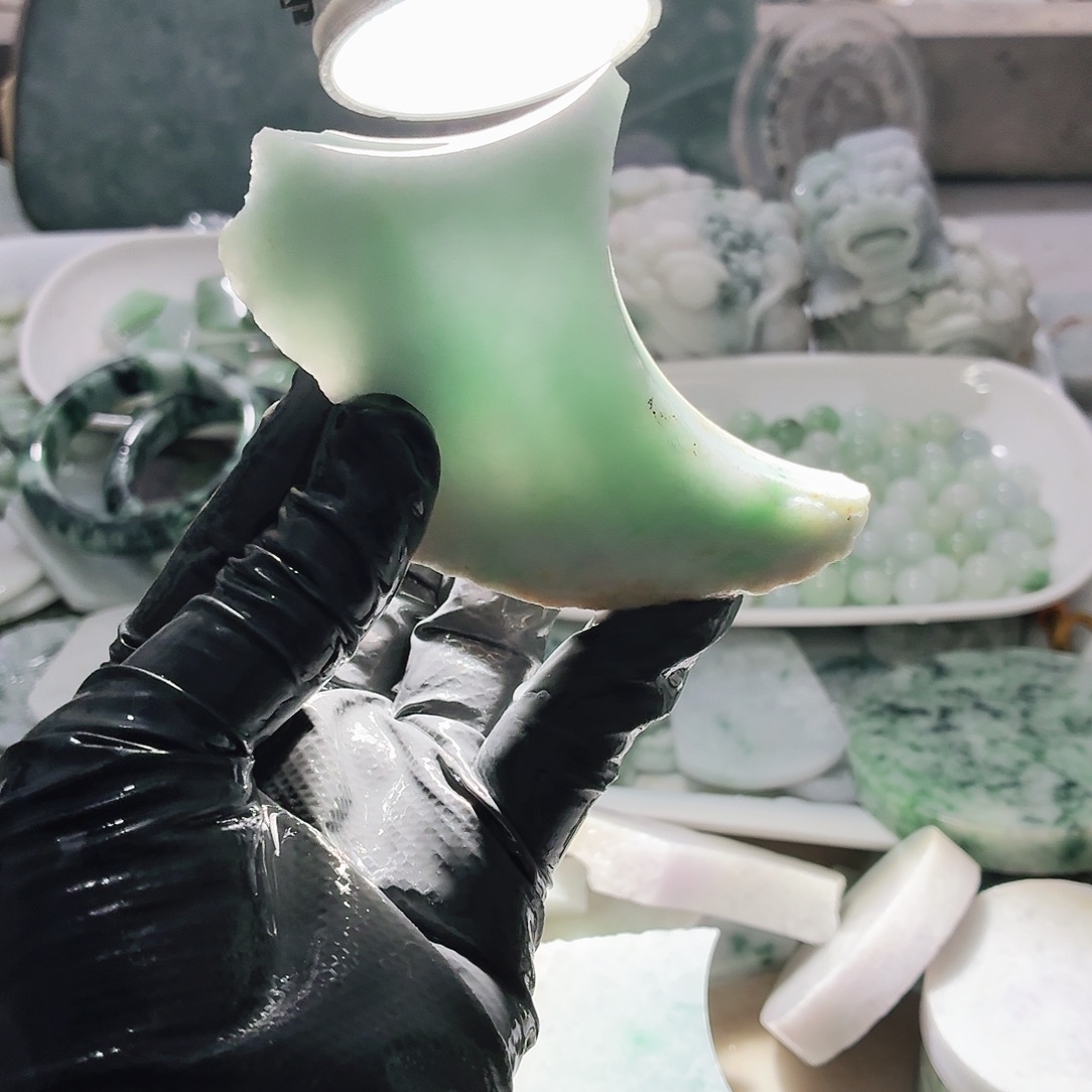 翡翠未镶嵌颈饰边角料