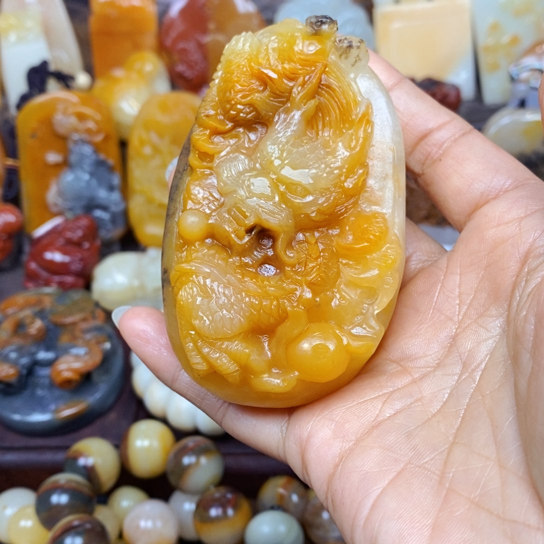 石英质玉（黄龙玉）颈饰未镶嵌