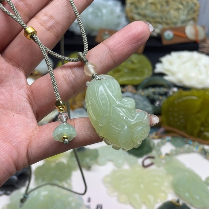 蛇纹石玉未镶嵌颈饰