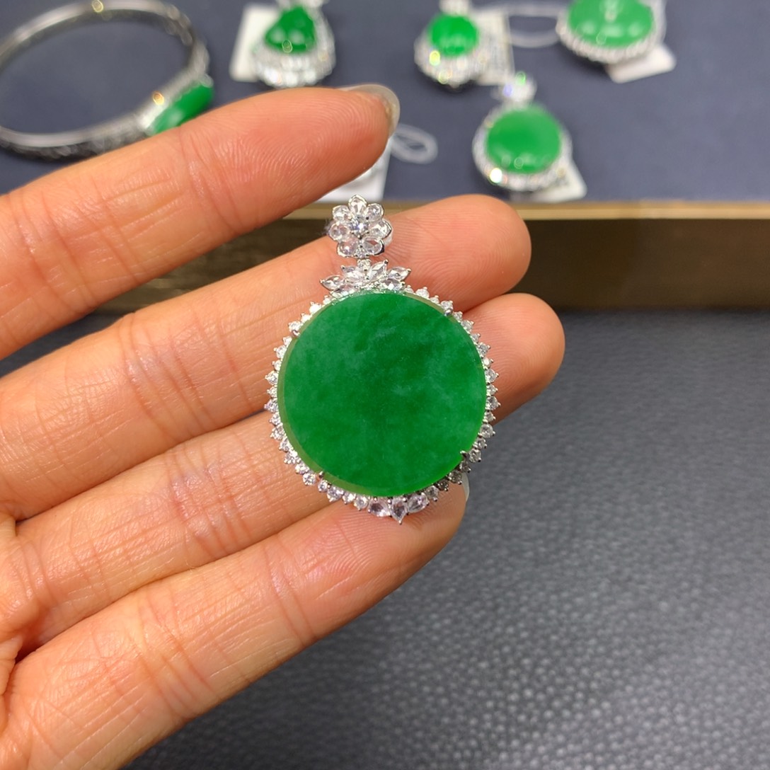 翡翠颈饰18K金镶嵌翡翠