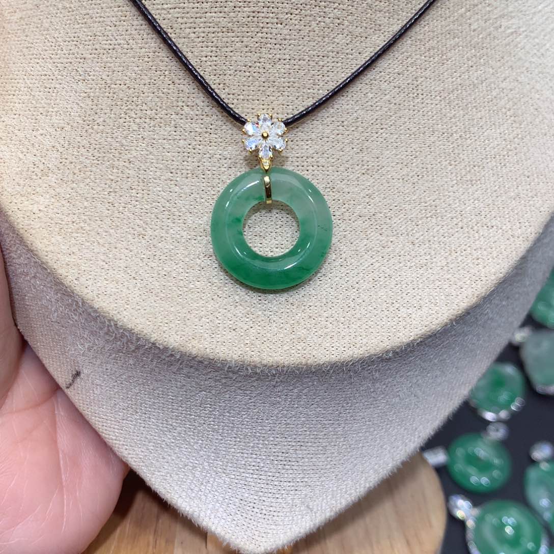 颈饰未镶嵌石英质玉（非洲翠）