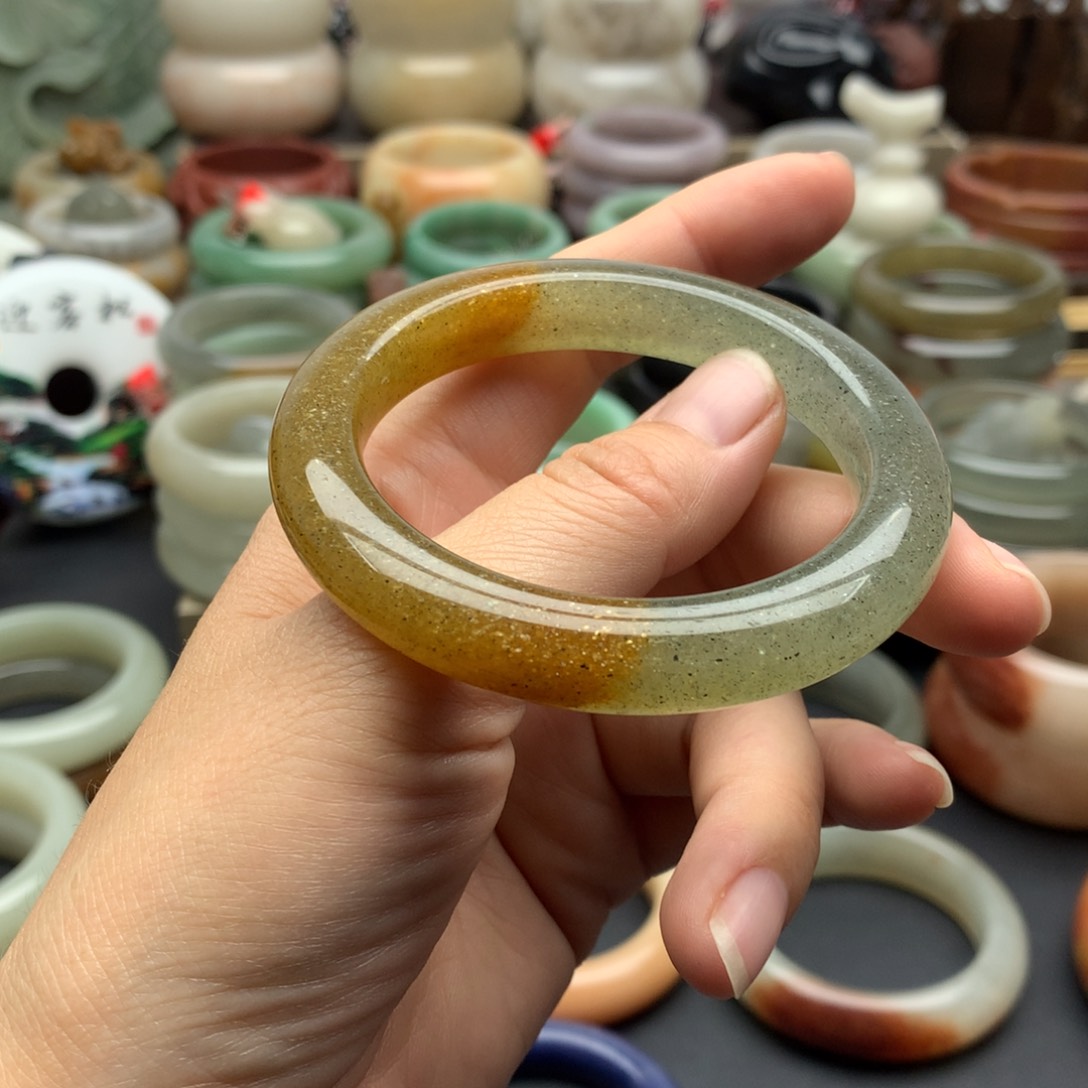 小***星石英质玉（佘太翠）手镯未镶嵌